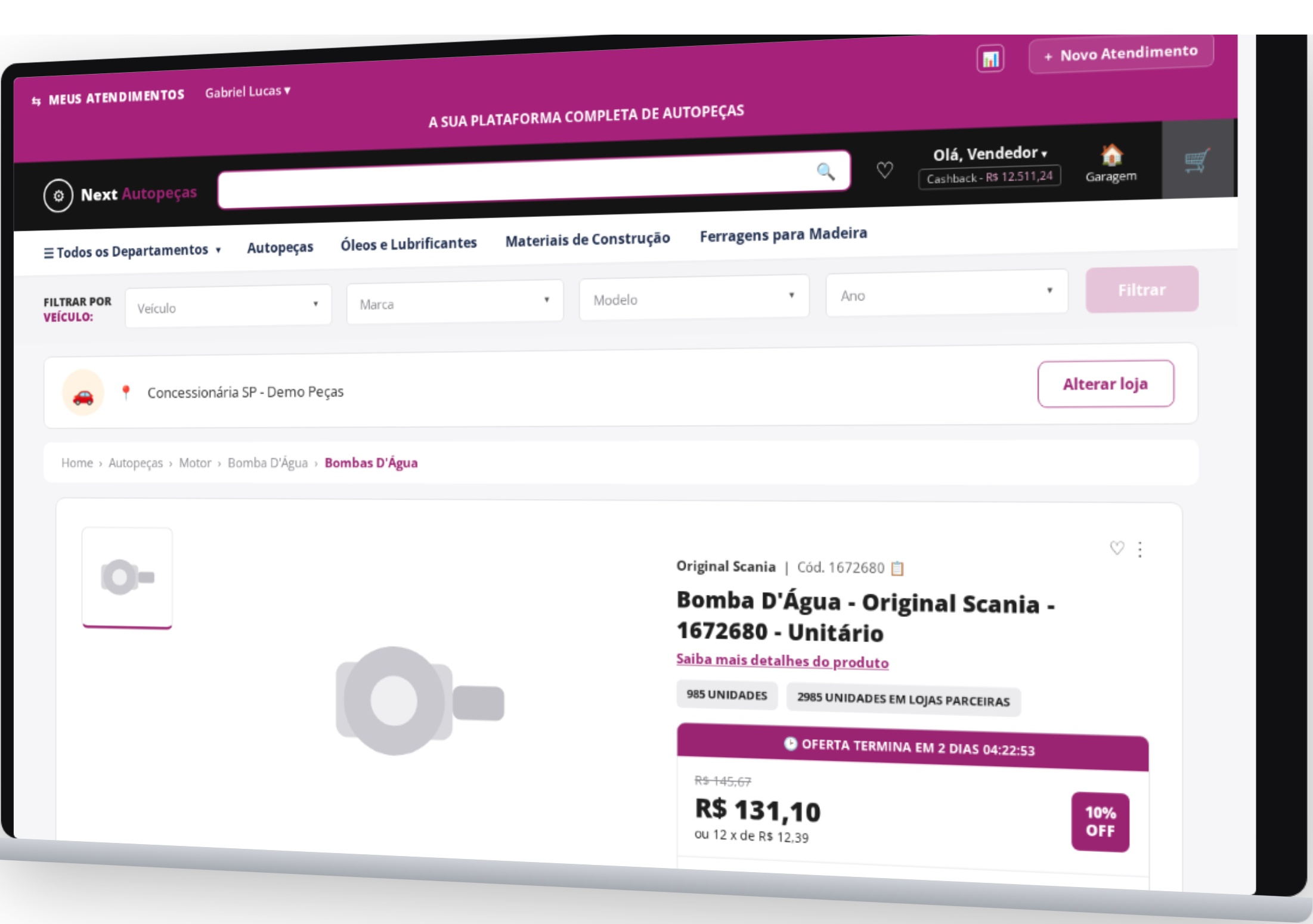 device-shot desktop perspectiva · página de produto no atendimento: cashback do cliente no topo, loja selecionada, 985 unidades + 2985 em lojas parceiras, oferta com prazo